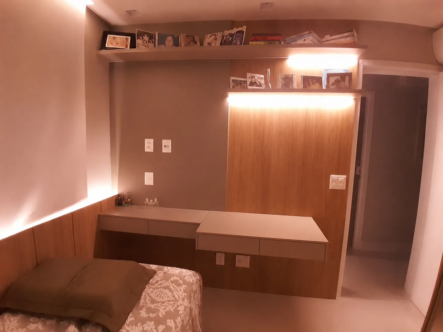 Bancada e prateleiras planejadas com iluminação — apartamento mobiliado