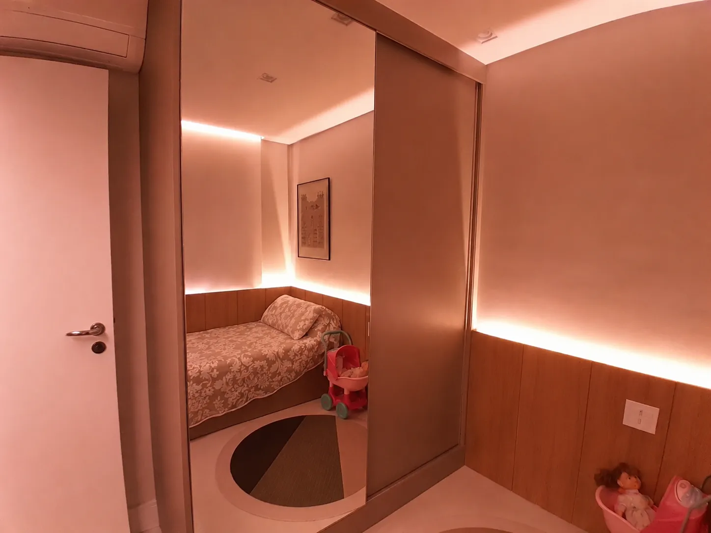 Detalhe de bancada planejada e painel ripado de madeira — apartamento mobiliado