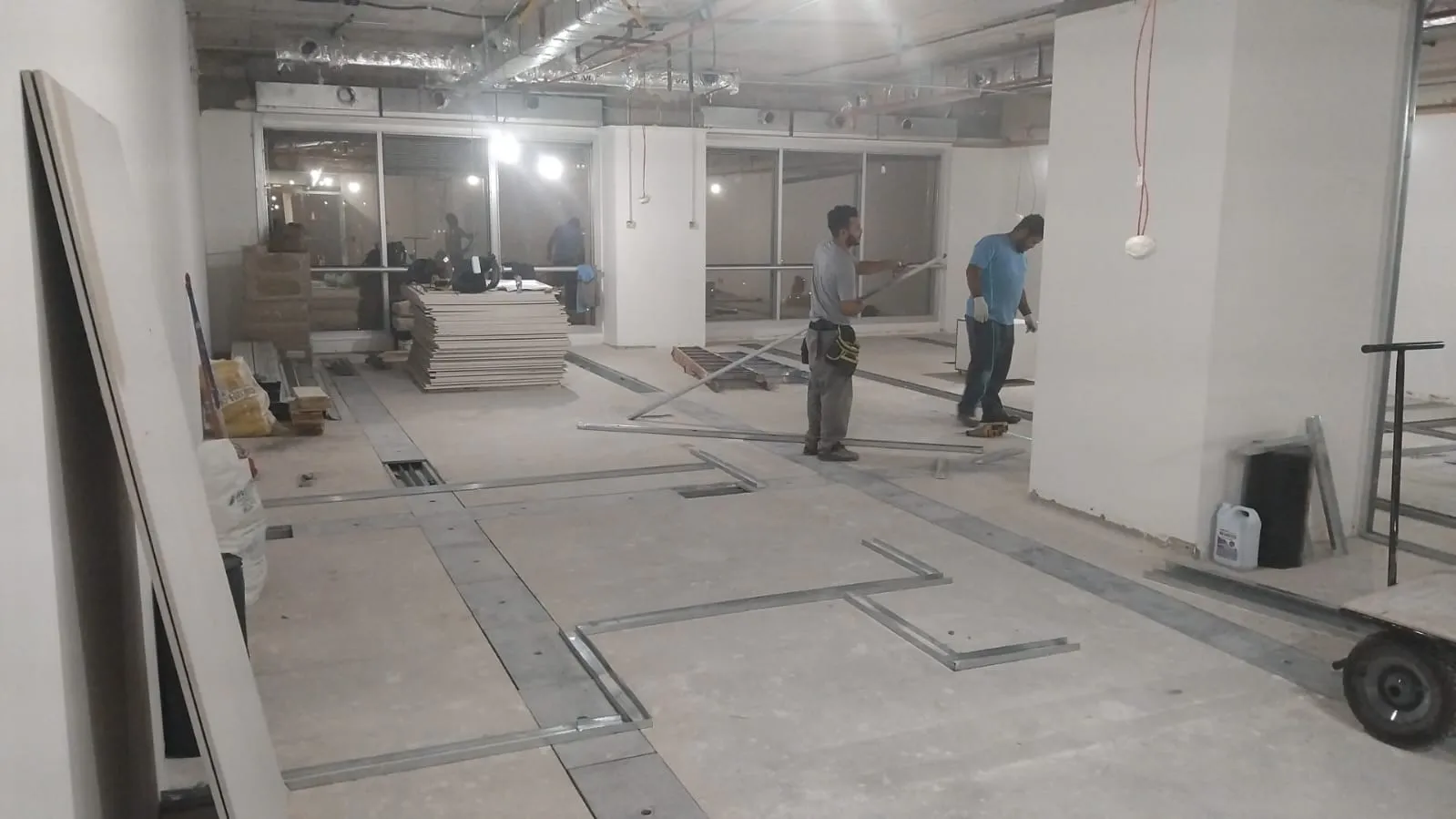 Escritório em obra: estrutura, drywall e piso bruto antes da reforma